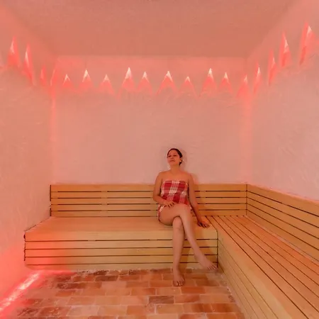 מלון Crown Sunshine