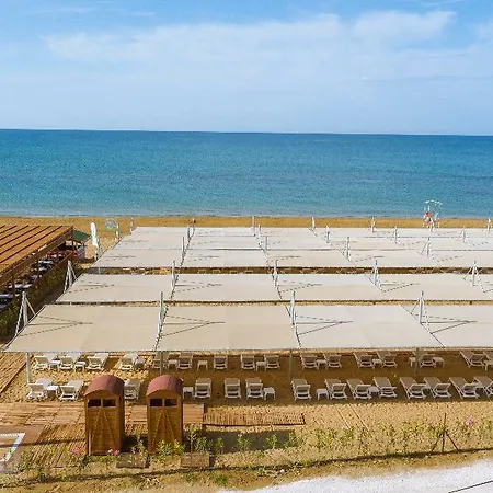 מלון Crown Sunshine 5*