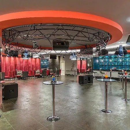 Crown Sunshine מלון